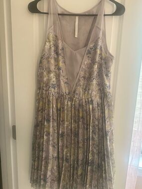 LC Lauren Conrad Floral Pleated V-Neck Sleeveless Dress in Lavender and Yellow